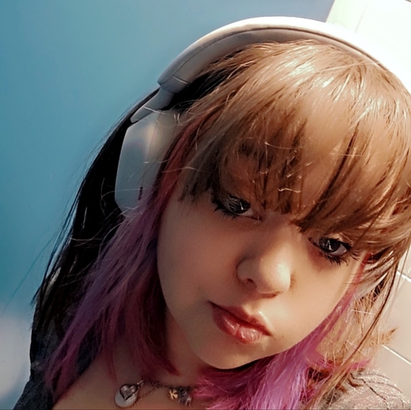 Meet your Posher, Haley❤ - Picture 4 of 9